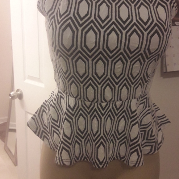 A’gaci Black& White Peplum Top Medium - Picture 3 of 5